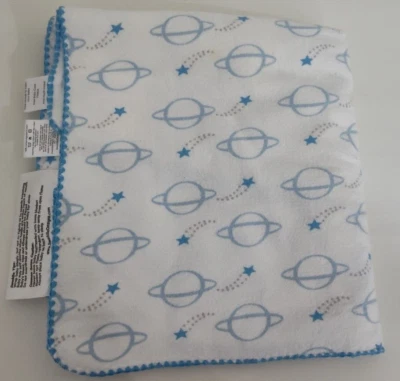 Manta Swaddle Designs Baby Swaddle Franela Azul Blanco Estampado Luna y Estrellas Foto 1 de 4