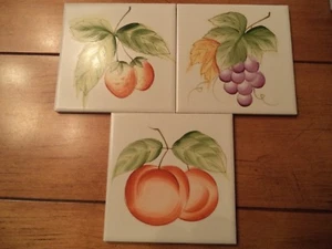 3 Vintage Handpainted 3.75" Tile STRAWBERRY/APPLE/GRAPE Japan ~Almond ~ ACCENT - Bild 1 von 2