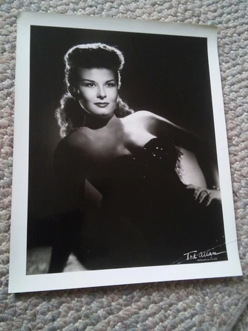 044 Rare Ginnie Powell + 19 Band Members Autographs B&W Photograph Cover