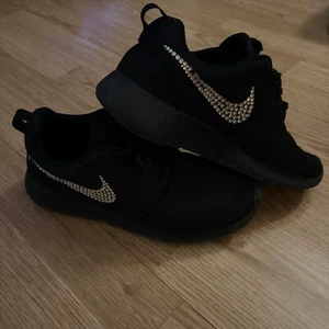 Nike Roshe “Blinged Swoosh” USADAS Mujer (Talla 6.5) - Imagen 1 de 10
