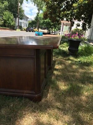 Escritorio ejecutivo vintage Drexel Heritage caoba estilo federal - usado en el Congreso Foto 1 de 4