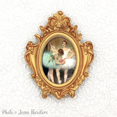 Mini impresión artística de dos bailarinas en TuTus en marco ornamentado estilo vintage dorado cálido Foto 1 de 2