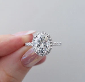 Anello di Fidanzamento 2Ct Taglio Ovale Halo Moissanite Minimalista Pave Set Fascia Argento 925 - Foto 1 di 6