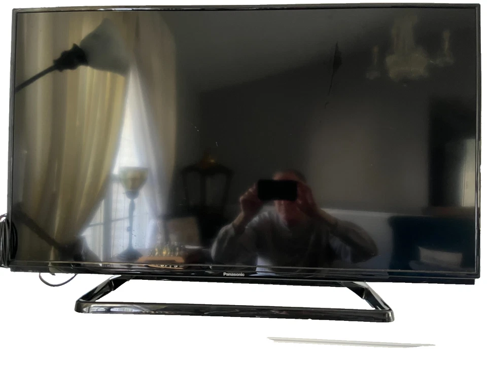 Panasonic LCD LED HDTV/Pedestal/Roku Express 4K+ Streaming con Envío Gratis Foto 1 de 4