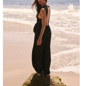 Free People Gloria Einteiler Jumpsuit V-Ausschnitt fließend offener Rücken schwarz Gr. Medium - Bild 1 von 13