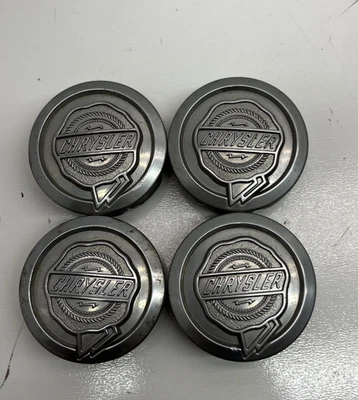 Tapacubos centrales Chrysler Sebring PT Cruiser 300 Aspen OEM 4782267 AA Foto 1 de 4