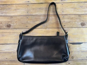 BOLSO DE MANO KENNETH COLE NEGRO CUERO LISO PLATA ANTIGUA 12" X 6" X 1.5" - Imagen 1 de 9