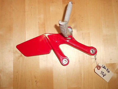 2015 HONDA CB1000R LEFT FOOT PEG STEP BRACKET HOLDER  RED 50755-MFNA-D000 - Изображение 1 из 4