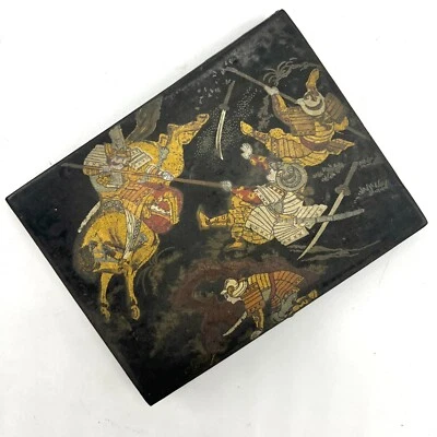 Antigua caja de almacenamiento de joyas de costura de laca de papel maché chino con escena de batalla Foto 1 de 4