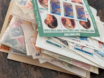 Very Good Collectors Mix of Worldwide Stamps  (#6) - Image 1 of 2