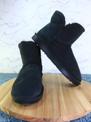 Botas Kirkland Signature negras de piel de oveja festoneadas con borde al tobillo para mujer talla 8. Foto 1 de 4