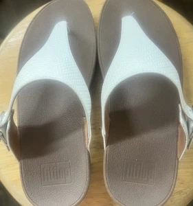 Sandalia de cuero FitFlop Lulu para mujer talla 6 tanga chanclas zapato cómodo urbano blanco - Imagen 1 de 5