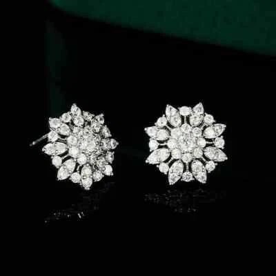 Aretes con racimo de diamantes de corte redondo de 3,00 quilates enchapados en oro blanco de 14 k Foto 1 de 4