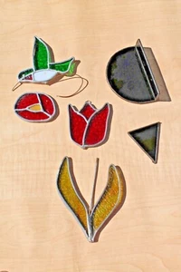 Piezas de tulipán colibrí colibrí vitral con plomo, necesita reparación ¡ENVÍO GRATUITO! - Imagen 1 de 4
