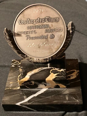 Tênis masculino 1959 Los Angeles Times Sports Award para Alex Olmeda - Imagem 1 de 2