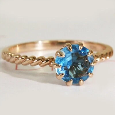 Anillo de compromiso solitario de diamantes azules redondos de 2 quilates de oro rosa de 14 quilates Foto 1 de 4