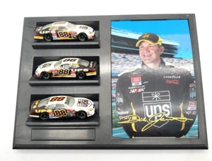 Placa FOTO DALE JARRETT CON 3 COCHES DIECAST DE ACCIÓN UPS NASCAR Estante Exhibición - Imagen 1 de 12