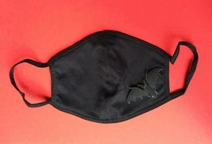 Schwarze Baumwolle Gesichtsmaske: Schwarze Fledermaus - Flügel rote Augen Horror gruselig Halloween Gothic - Bild 1 von 1