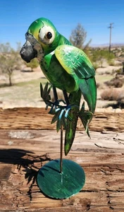 Statua uccellino arte popolare tropicale scultura pappagallo metallo dipinto artigianale verde - Foto 1 di 18
