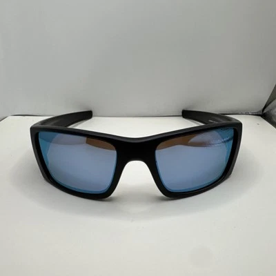 Gafas de sol Oakley OO9096_D8 marco negro con lentes polarizadas azules para hombre Foto 1 de 4