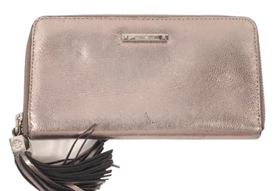 Cartera Stella & Dot de cuero metálico con cremallera y acento de borla ligeramente usada Foto 1 de 4