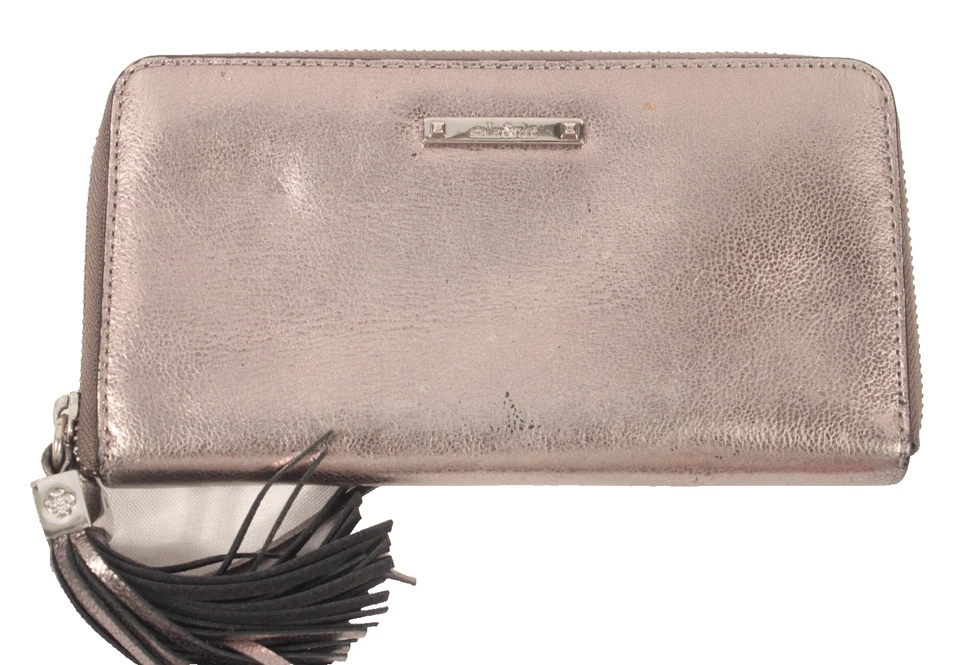 Cartera Stella & Dot de cuero metálico con cremallera y acento de borla ligeramente usada Foto 1 de 4