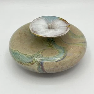 ¿Maltés? Marfa? Jarrón de vidrio redondo en cuclillas Swirling Sand, Aqua & White de 10 cm de diámetro - Imagen 1 de 12