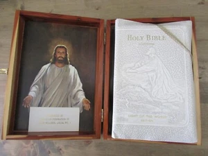 Holy Bible Light of the World Catholic Edition 1961 in Cedar Box - Grain Millers - Foto 1 di 14