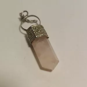 Rosa Rosenquarz Obelisk Anhänger silberfarben Kristall für Liebe Witchy Boho Reiki - Bild 1 von 6