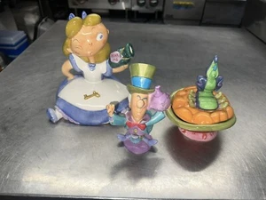 Disney Alicia en el País de las Maravillas Tetera Sombrerero Loco Crema Set Estatua Estatuillas - Imagen 1 de 18