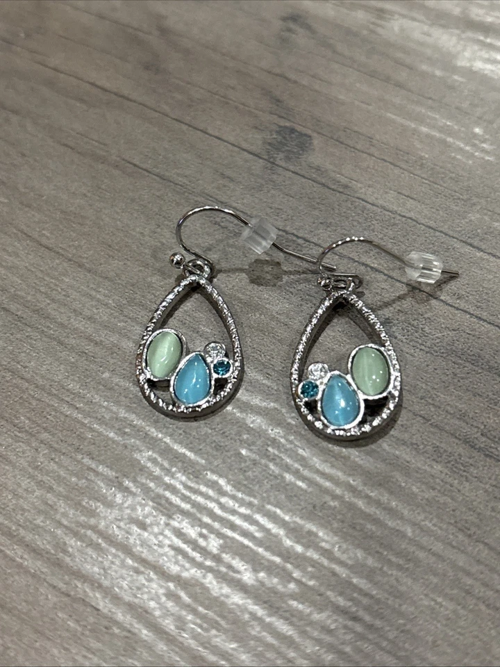 Pendientes colgantes Lia Sophia tono plata con detalles azules y verdes Foto 1 de 4