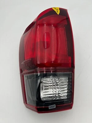 Luz trasera izquierda Toyota Tacoma 2016-2023 81550-04170 OEM Foto 1 de 4