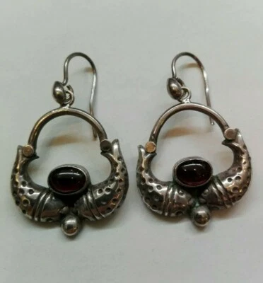 Orecchini Vintage Pendenti Con Pesci E Granato Centrale. Argento 925 - Immagine 1 di 4