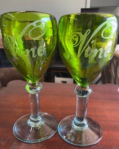 Juego de 2 copas de vino de vidrio verde soplado a mano Vino grabado en cada uno - Imagen 1 de 6