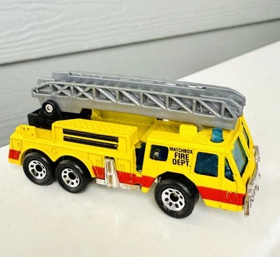 Camión de bomberos Matchbox 1982 amarillo fundido a presión 1:64 escalera de 3" con rayas rojas Foto 1 de 4