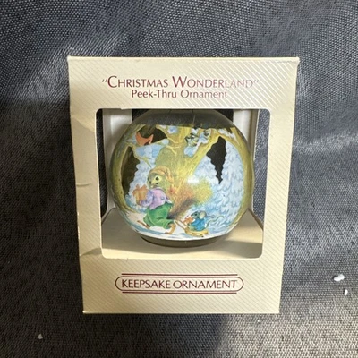 Hallmark Christmas Wonderland Peek 1983 - Adorno de bola con fecha con caja Foto 1 de 4