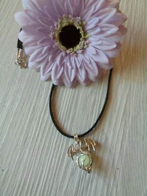 Außergewöhnliche schwarze Kautschuckbandkette "Drache" nachtleuchtender Kugel - Bild 1 von 3