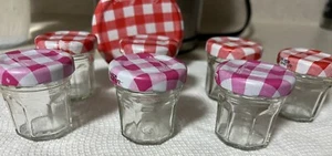 Menge 7 Mini Gläser Bonne Maman Küche 1 Oz Leere Glas Gläser mit Rosa Roten Deckeln. - Bild 1 von 8
