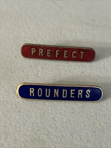 2 Vintage ROUNDERS PREFECT BLAU & ROT Emaille Schulbarrenabzeichen FATTORINI 50er 60er - Bild 1 von 3