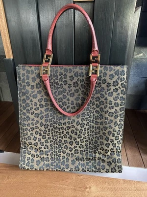 Bolso de mano Fendi de lona con estampado de leopardo con asas rojas Foto 1 de 4