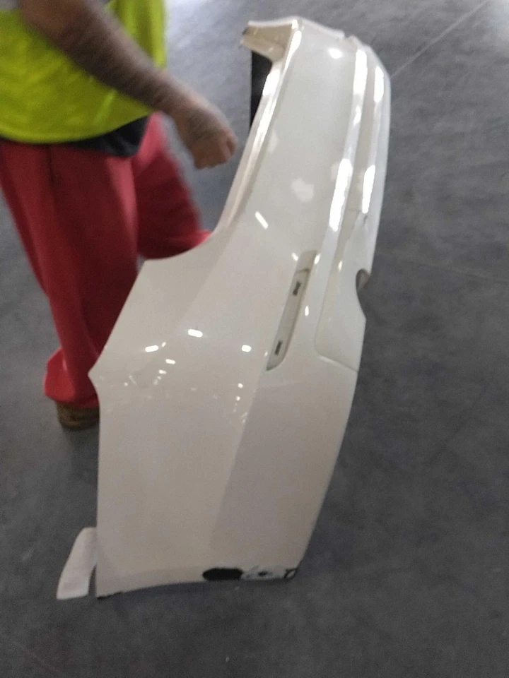 Conjunto de parachoques trasero usado se adapta a: BMW 320I SDN 2015 sin equipamiento aerodinámico M Foto 1 de 4