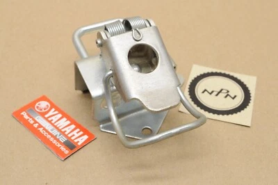 Yamaha Snowmobile 1974-75 GPX338 GPX433 capó cubierta pestillo nuevo fabricante original 878-77180-01 Foto 1 de 3