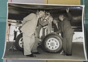 INSPECTING UNDERCARRIAGE PROTOTYPE DE HAVILLAND DH-106 COMET 3 SYDNEY 6 DEC 1955 - Picture 1 of 2