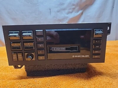 B70•Cassette estéreo AM/FM cara negra Chrysler años 80-00 vintage ETRC NUEVO EN STOCK Foto 1 de 4