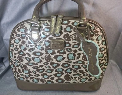 Cartera Loungefly Hello Kitty marrón y verde claro charol de leopardo en relieve domo usada en excelente estado Foto 1 de 4