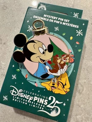 2025 Disney Pluto’s Christmas Tree Misterioso Ornamento Pin Mickey Holding Chip Dale Foto 1 de 2