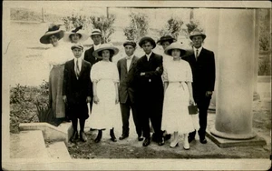 RPPC Eduardiano Hombres Mujeres Niño Moda Sombreros Antigua Caja Cámara? Foto PC 1904-18 - Imagen 1 de 2