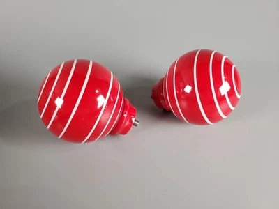 Juego de 2 remates de resina a rayas rojas y blancas Pottery Barn Kids de 2,5"" de diámetro Foto 1 de 4