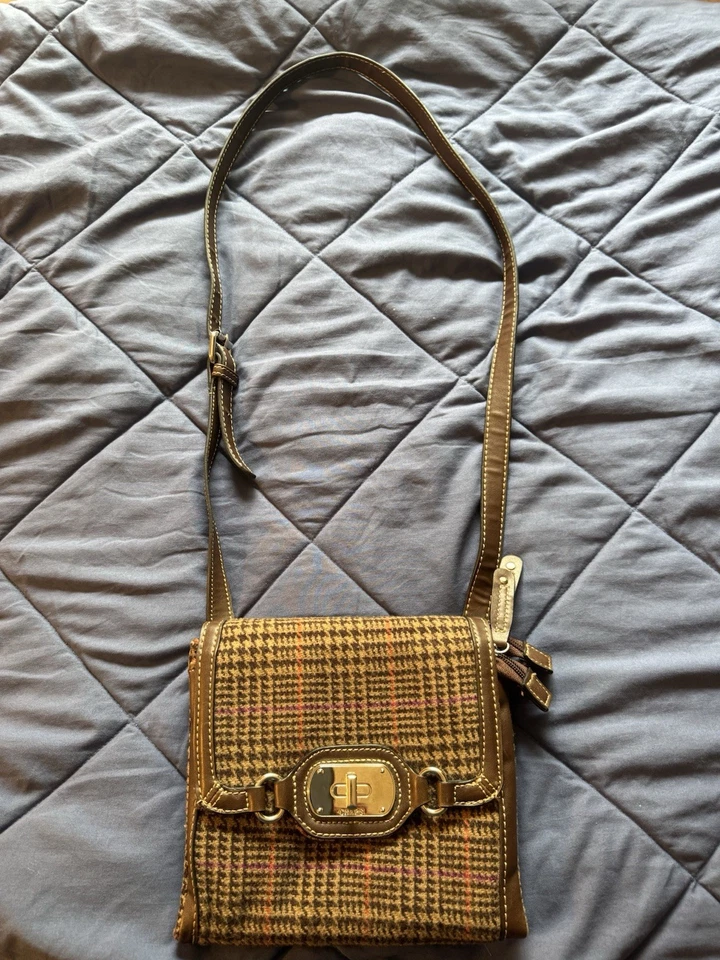 Bolso de hombro de colección Chaps Ralph Lauren, plisado de lana e imitación de cuero Foto 1 de 4