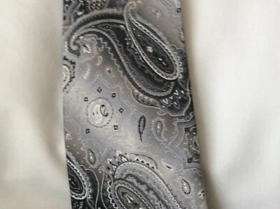 Corbata Mario Ferrari 100% seda, gris plata y negro paisley Foto 1 de 4